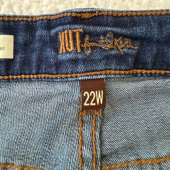 Kut from the Kloth Catherine boyfriend shorts - Picture 8 of 12